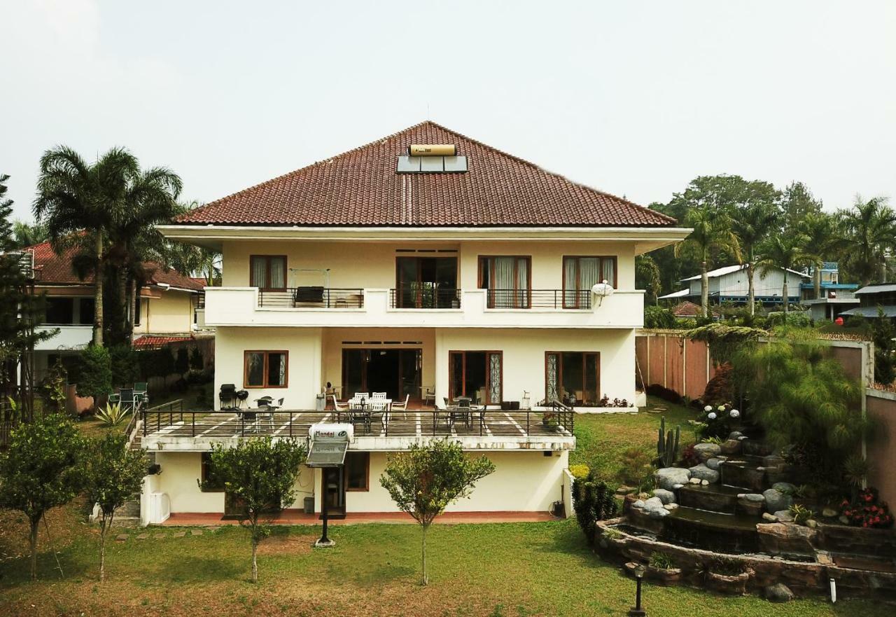 Puri Bernadi Pensión Lembang Exterior foto